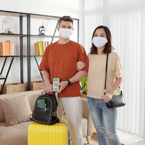 vaccinated-couple-ready-for-traveling-2021-11-03-22-17-58-utc_Easy-Resize.com